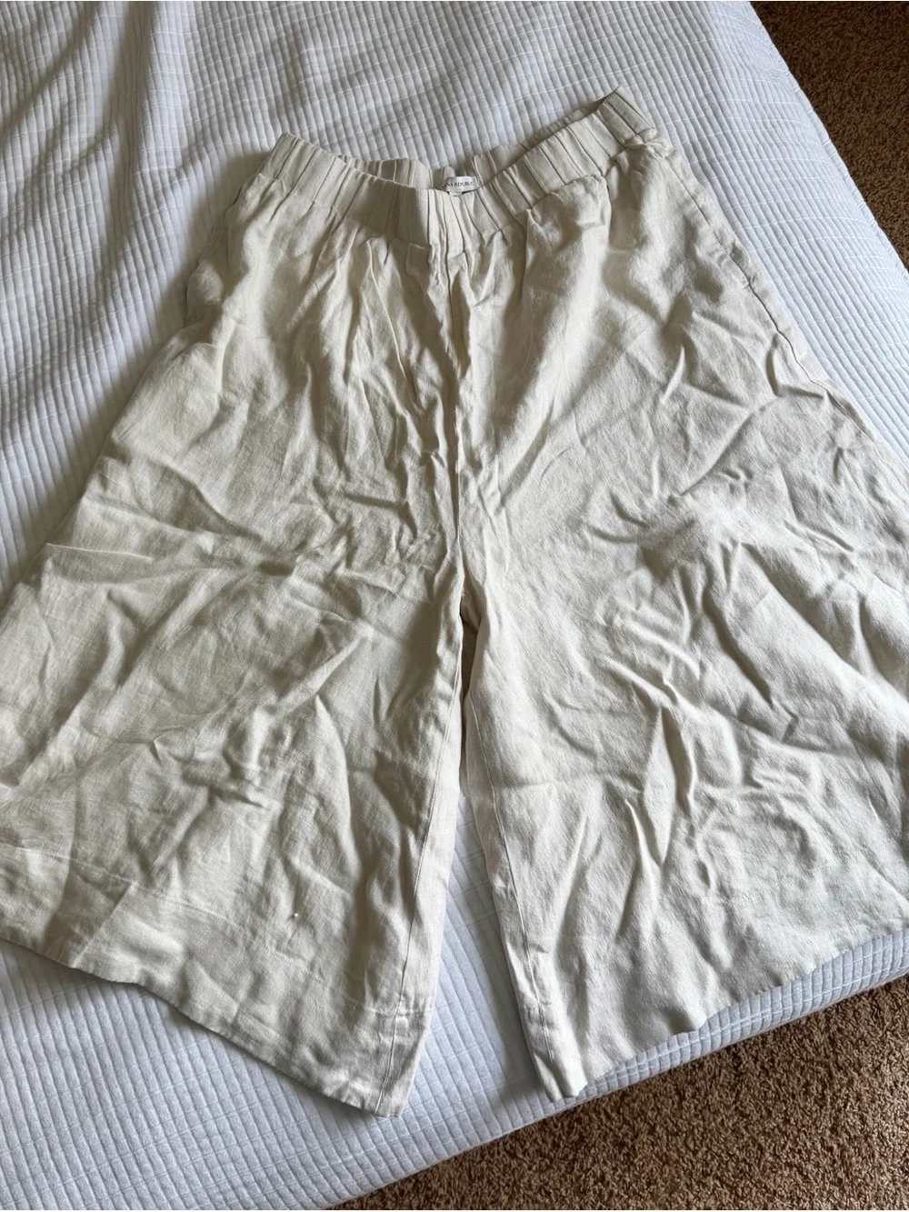 Banana Republic Women’s Cream Linen-Blend Flat Front Capri